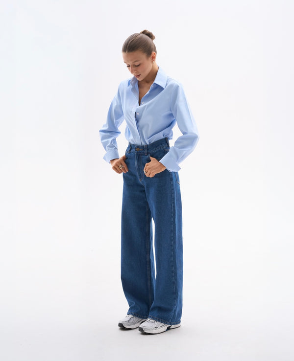 Granatowe jeansy z szeroką nogawką dla niskich kobiet do 164 cm wzrostu.