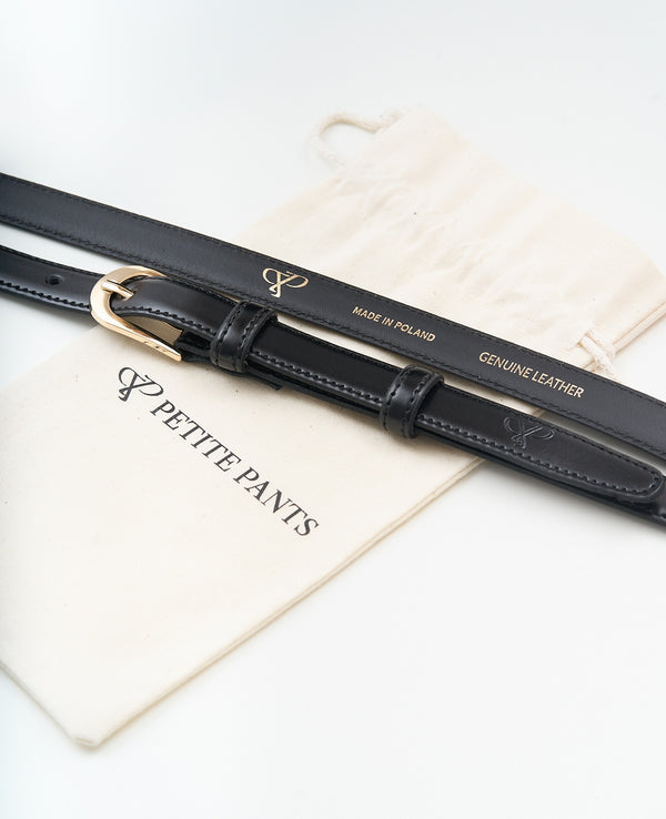 Czarny skórzany pasek Petite Pants ze złotą klamrą – detal produktu i eleganckiego wykończenia.