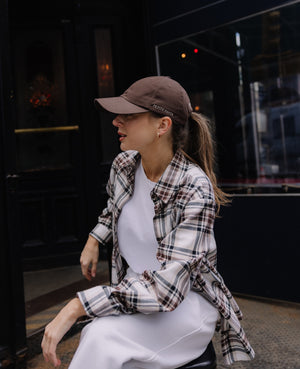 Brązowa czapka z daszkiem Petite Pants w casualowej stylizacji dla kobiet petite.