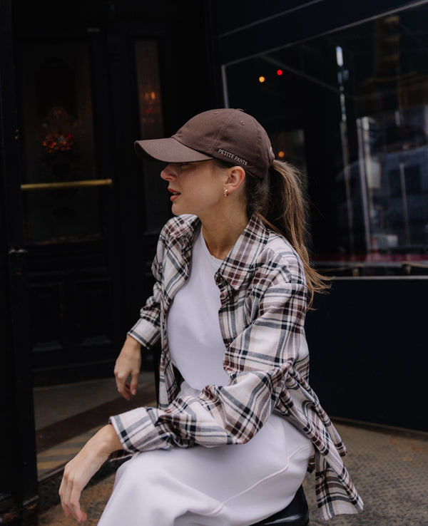 Brązowa czapka z daszkiem Petite Pants w casualowej stylizacji dla kobiet petite.