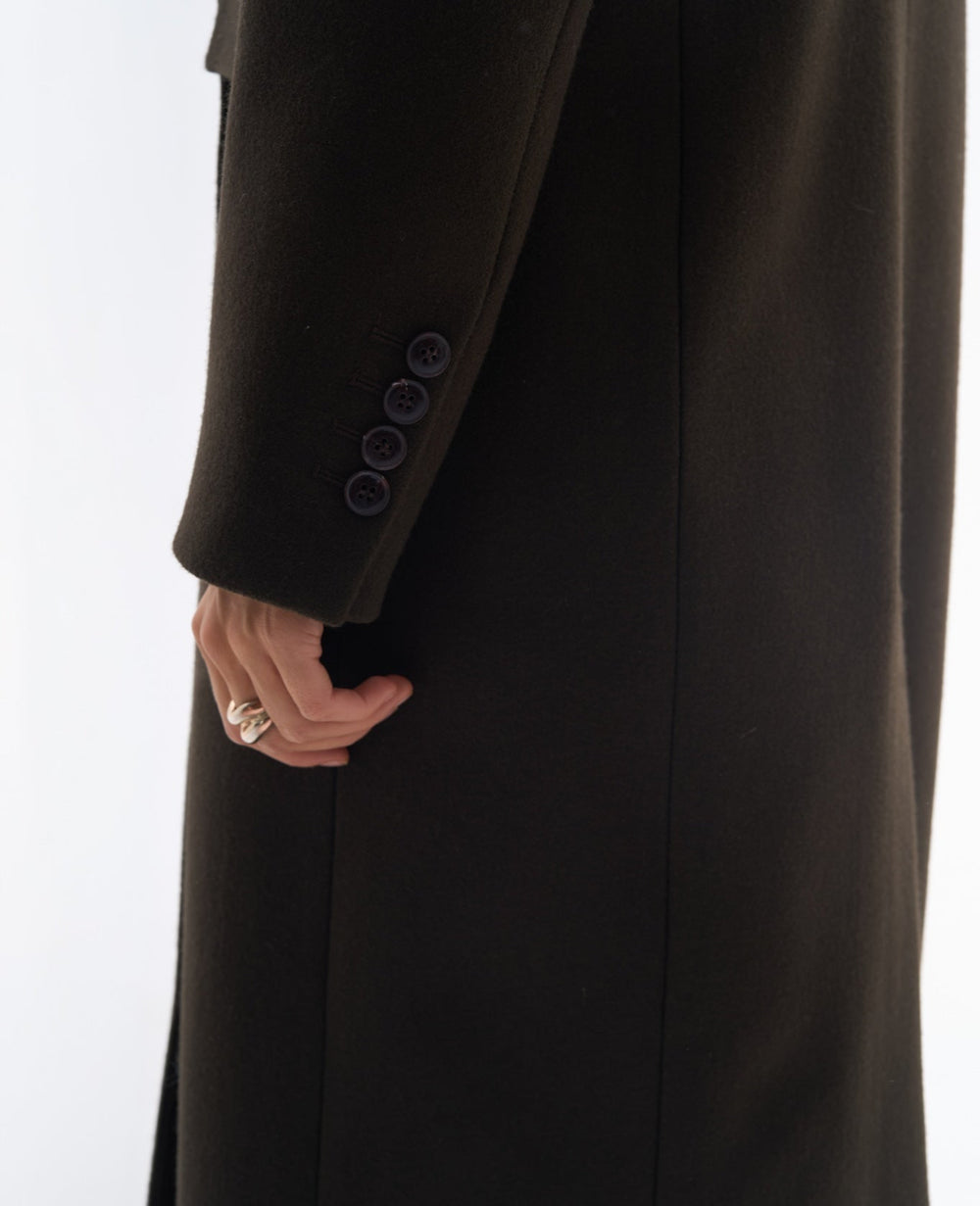 Brązowy płaszcz dla niskich kobiet do 164 cm wzrostu, elegancki długi fason.