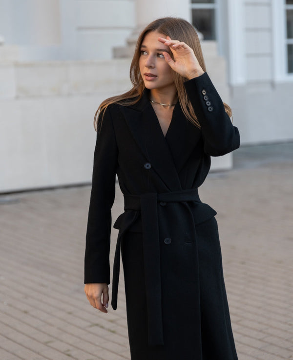 Czarny płaszcz dla niskiej kobiety do 164 cm wzrostu, detal kołnierza i wiązania w talii.