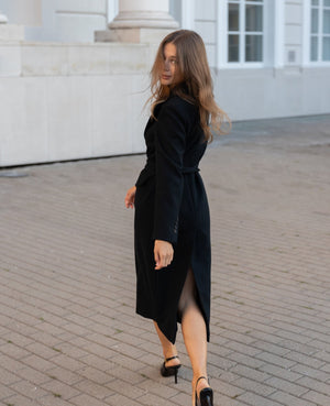Długi płaszcz dla kobiet petite do 164 cm wzrostu, ujęcie bokiem w miejskiej stylizacji.