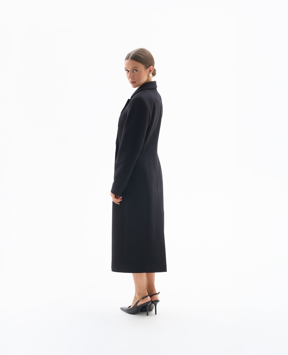 Czarny długi płaszcz dla niskich kobiet do 164 cm wzrostu, elegancki fason petite.
