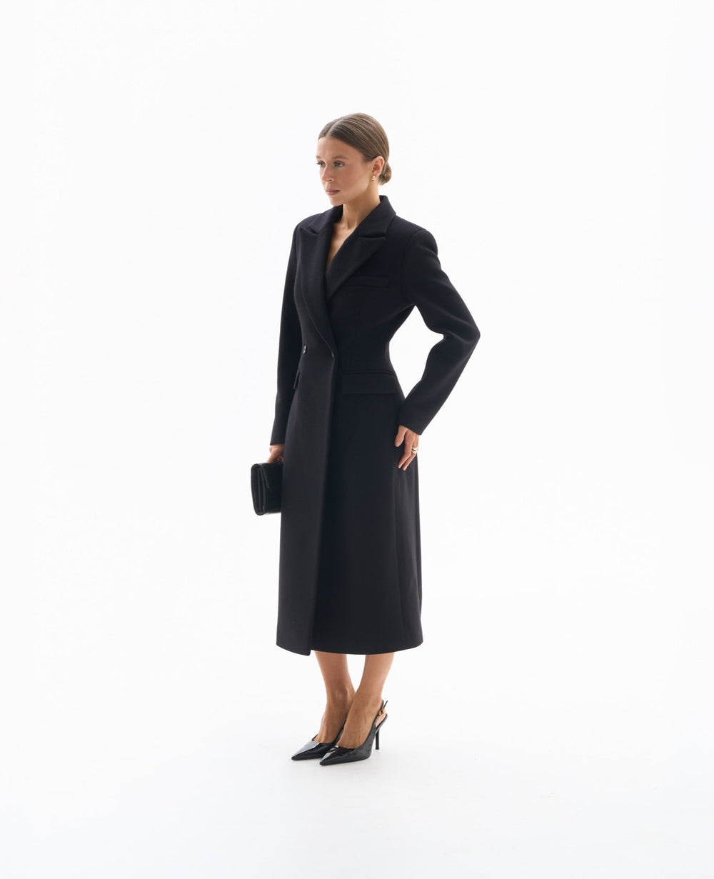 Czarny długi płaszcz dla niskich kobiet do 164 cm wzrostu, elegancki fason petite.