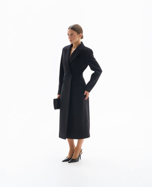 Czarny długi płaszcz dla niskich kobiet do 164 cm wzrostu, elegancki fason petite.