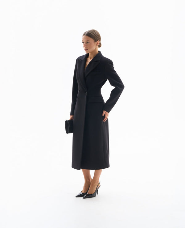 Czarny długi płaszcz dla niskich kobiet do 164 cm wzrostu, elegancki fason petite.