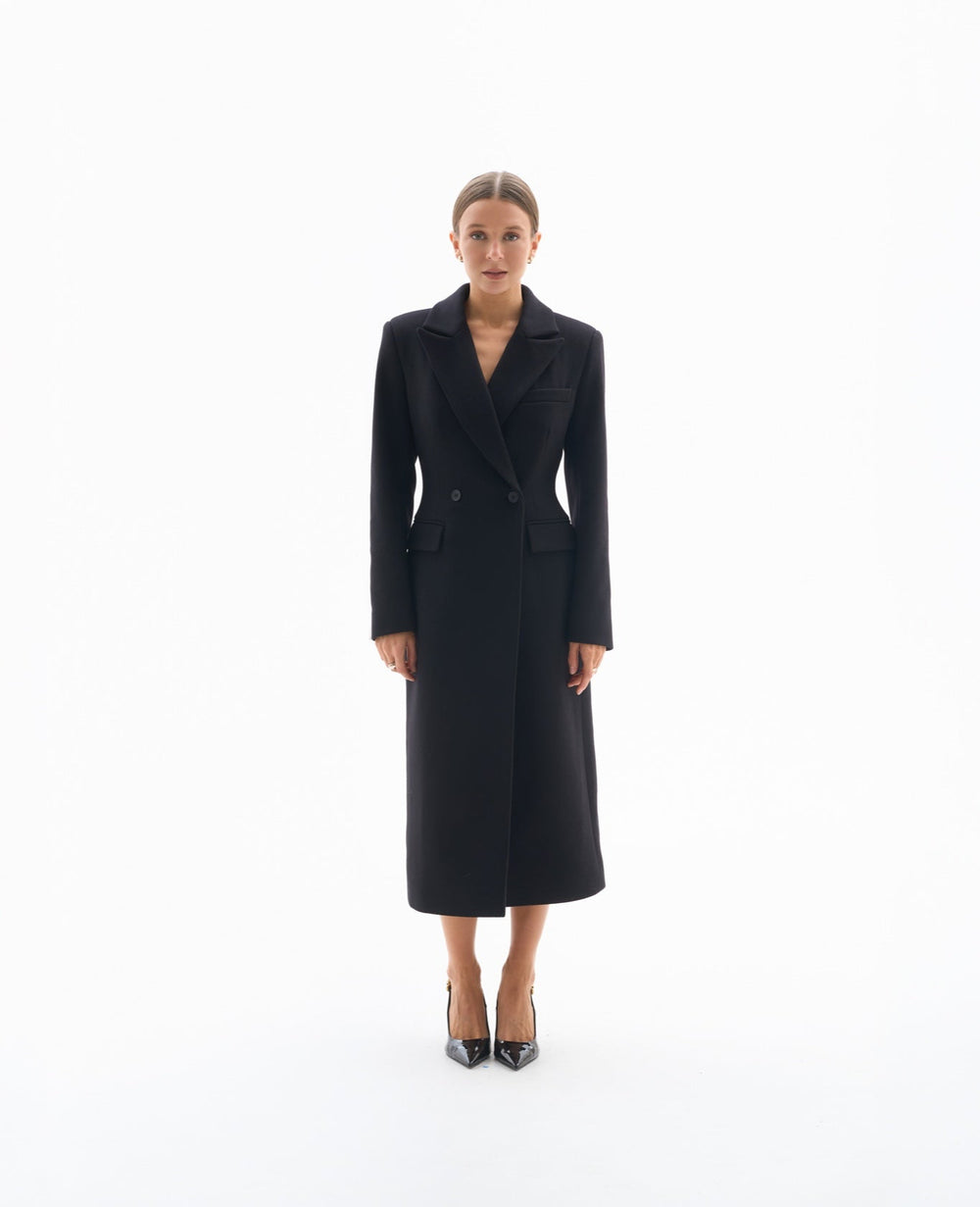Czarny długi płaszcz dla niskich kobiet do 164 cm wzrostu, elegancki fason petite.