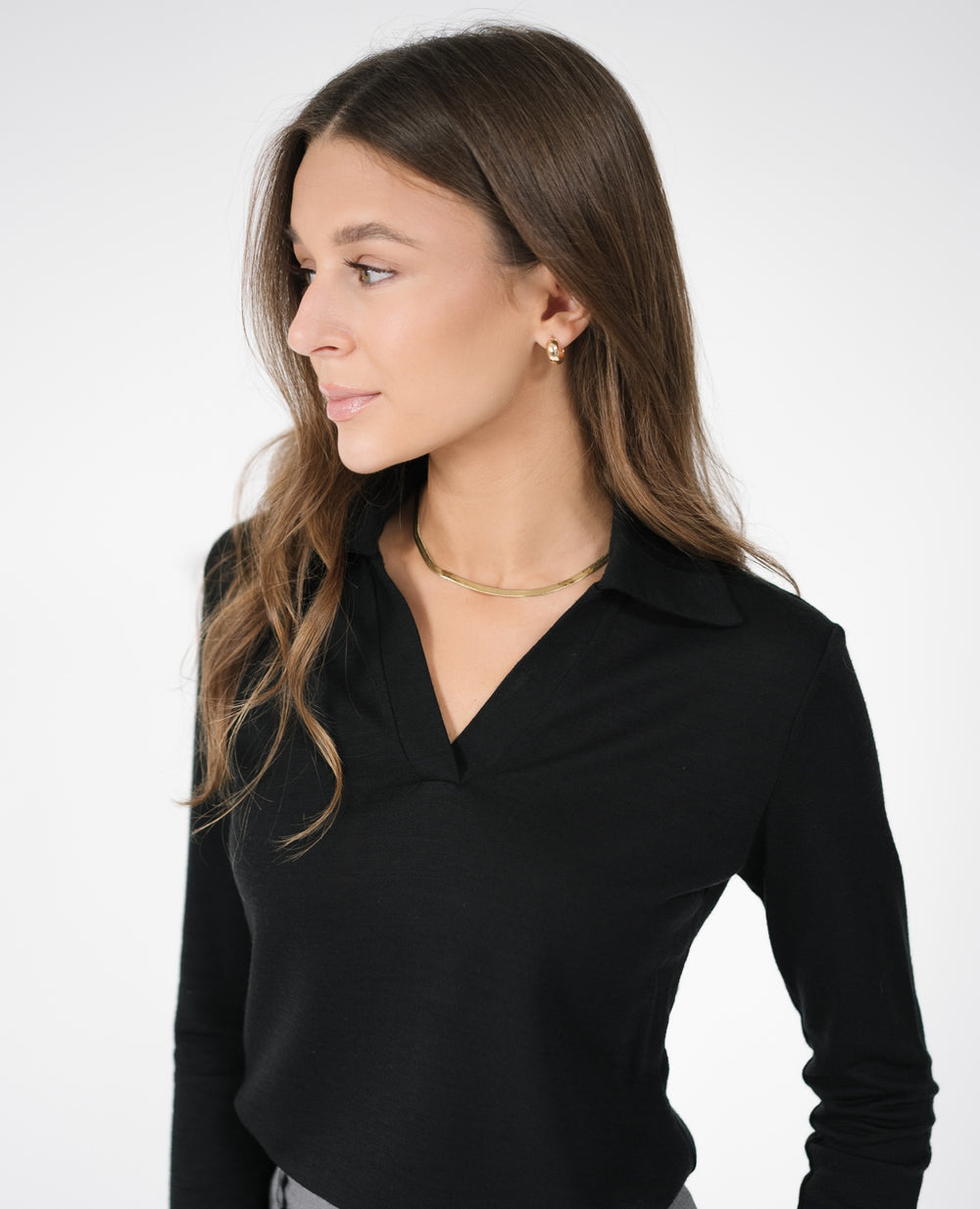 Czarne polo z merino wool dla niskich kobiet do 164 cm wzrostu, stylizacja z szarymi spodniami.