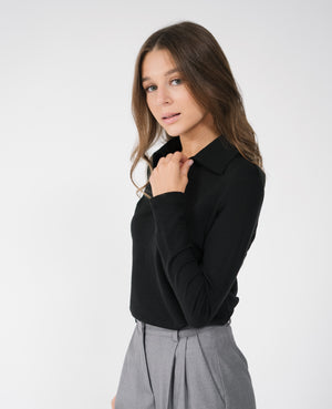 Czarne polo z wełny merino dla niskiej kobiety do 164 cm wzrostu, detal kołnierzyka.