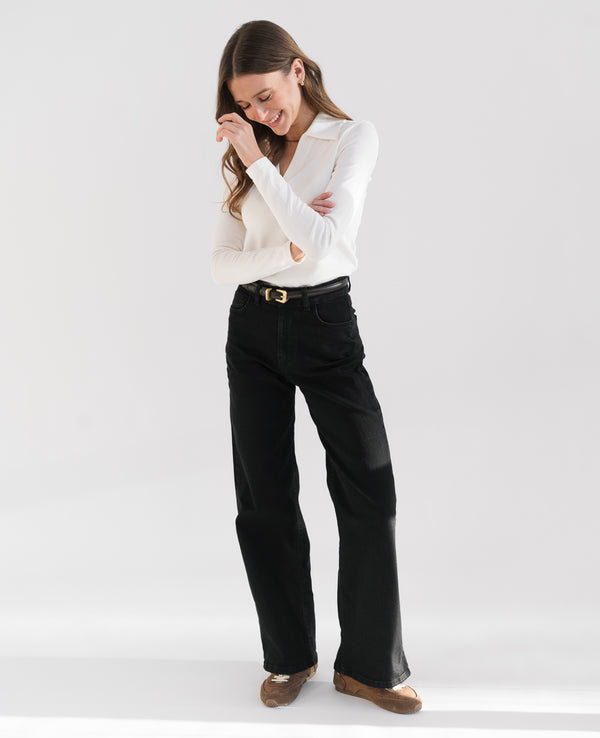 Jeansy petite dla niskiej kobiety do 164 cm wzrostu, ujęcie przodem z szeroką nogawką.