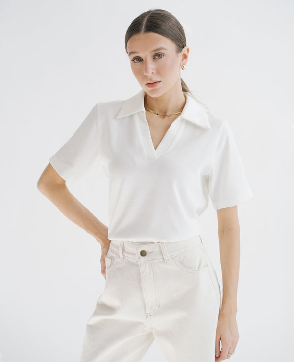 Polo Mira Off-White dla niskich kobiet do 164 cm wzrostu, ujęcie przodem z kołnierzykiem.