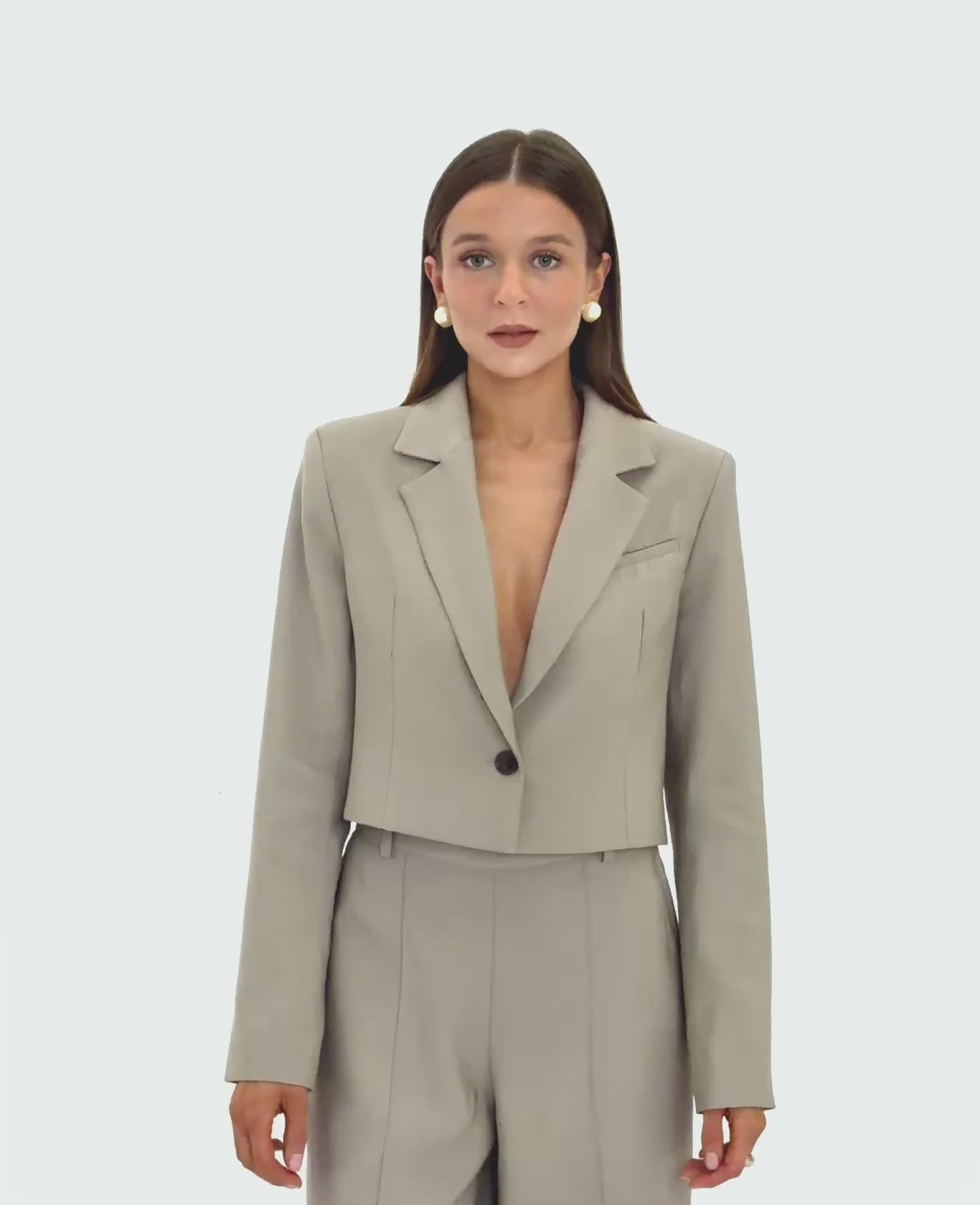 Krótka marynarka petite w kolorze khaki dla niskich kobiet do 164 cm wzrostu, minimalistyczna elegancka stylizacja.