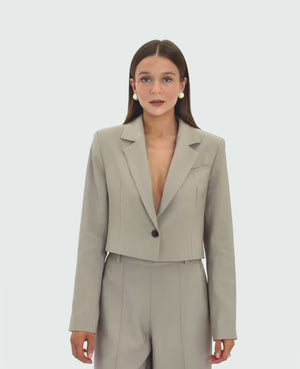 Krótka marynarka petite w kolorze khaki dla niskich kobiet do 164 cm wzrostu, minimalistyczna elegancka stylizacja.