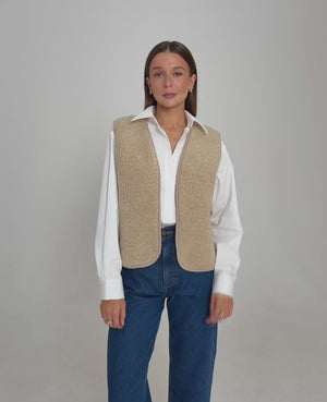 Kamizelka MUSE Beige z 100% wełny merino dla niskich kobiet do 164 cm wzrostu, minimalistyczny model dla Kobiet Petite.