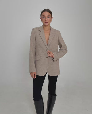Marynarka w jodełkę wykonana ze 100% naturalnej wełny merino, zaprojektowana dla niskich kobiet do 164 cm wzrostu.