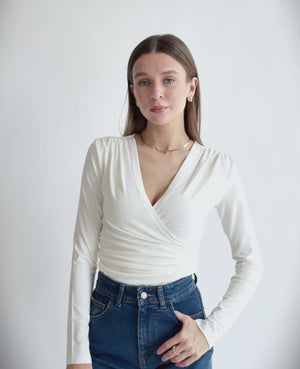 Kopertowa bluzka damska petite do 164 cm wzrostu, ujęcie przodem z jeansami.