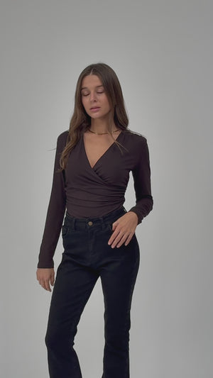 Brązowa bluzka kopertowa dla niskich kobiet do 164 cm wzrostu, ujęcie przodem z jeansami.