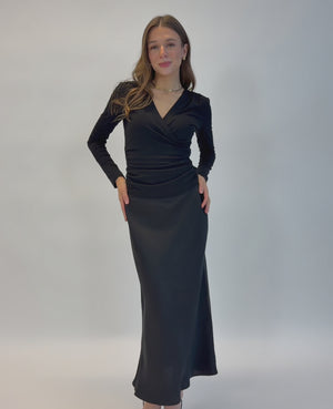 Elegancka czarna bluzka petite dla niskich kobiet do 164 cm wzrostu, ujęcie przodem.