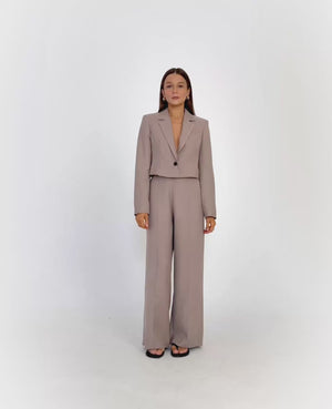 Garnitur petite dla niskich kobiet do 164 cm wzrostu, spodnie w kolorze taupe i elegancki fason.
