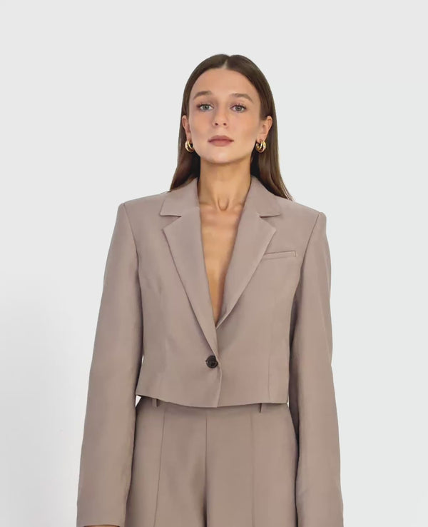 Marynarka taupe dla niskich kobiet do 164 cm wzrostu, elegancka stylizacja przodem z kompletem.