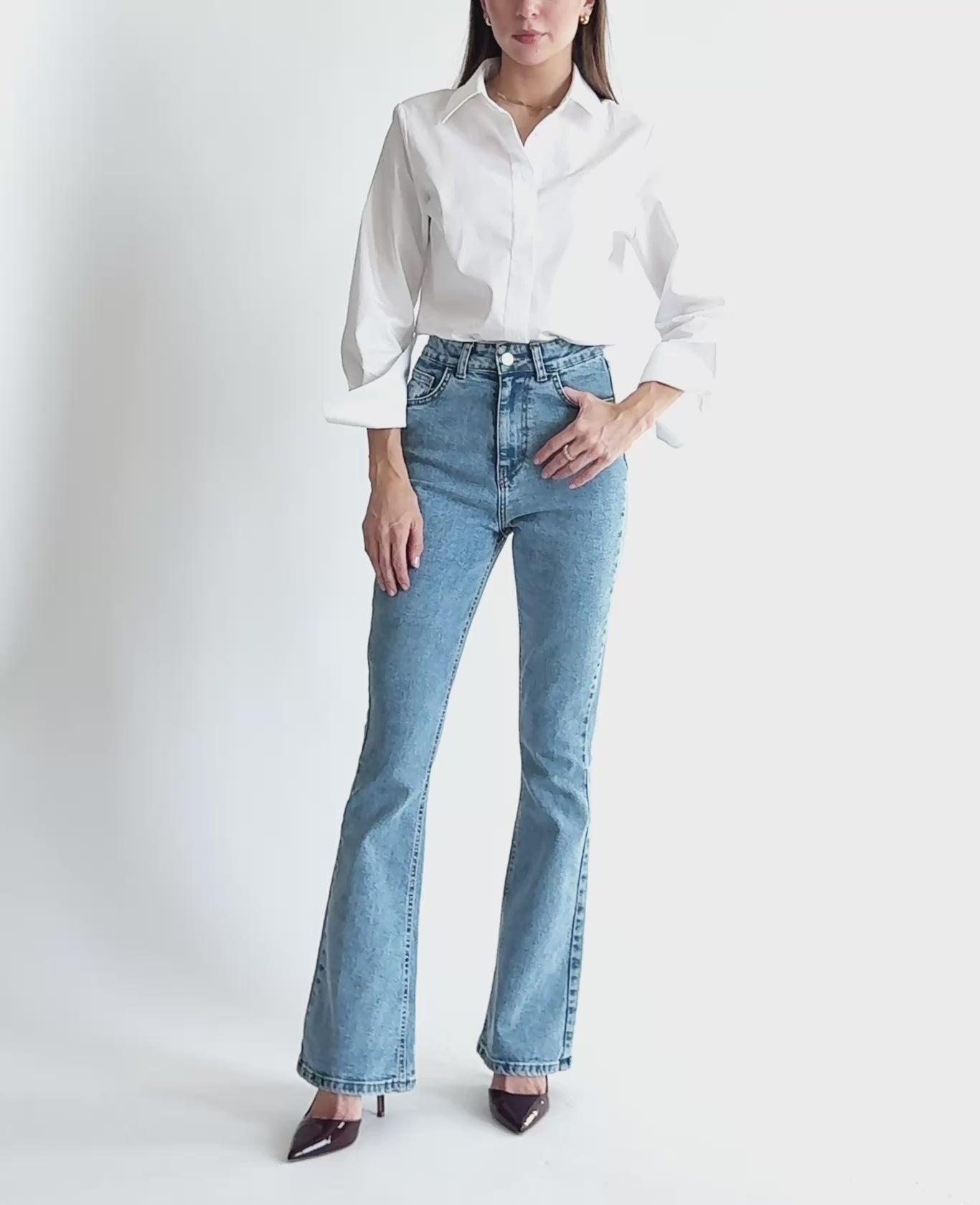 Jeansy flare dla kobiet petite do 164 cm wzrostu, ujęcie przodem z białą koszulą.