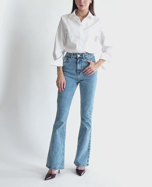 Jeansy flare dla kobiet petite do 164 cm wzrostu, ujęcie przodem z białą koszulą.