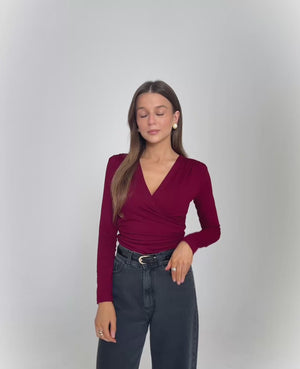 Film prezentujący Favina Vino w kolorze czerwonym dla niskich kobiet do 164 cm wzrostu, elegancki fason zaprojektowany z myślą o proporcjach sylwetki petite.