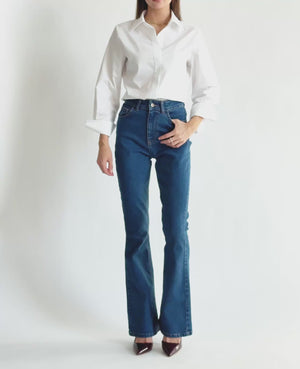 Granatowe jeansy flare petite dla niskich kobiet do 164 cm wzrostu, ujęcie przodem.
