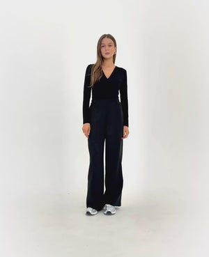 Czarne spodnie dla niskich kobiet do 164 cm wzrostu – elegancki model z wysokim stanem i szeroką nogawką, dopasowany do proporcji petite.