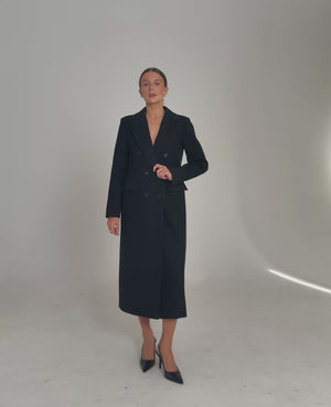 Film prezentujący czarny płaszcz dla niskich kobiet do 164 cm wzrostu, elegancki fason dopasowany do sylwetki petite.