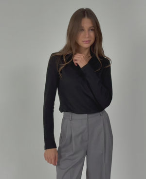 Czarne polo petite z merino wool dla niskich kobiet do 164 cm wzrostu, stylizacja przodem.