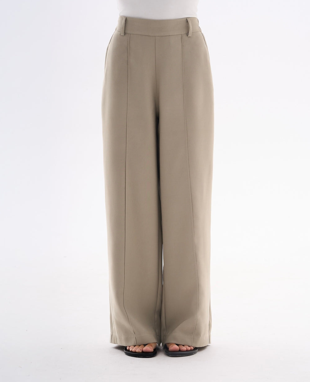 Spodnie garniturowe khaki dla kobiet petite do 164 cm wzrostu, stylizacja z białą koszulą.