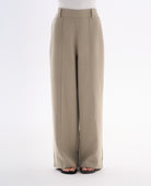 Eleganckie spodnie khaki do garnituru dla niskich kobiet do 164 cm wzrostu, ujęcie nogawek.