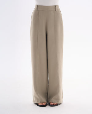 Eleganckie spodnie khaki do garnituru dla niskich kobiet do 164 cm wzrostu, ujęcie nogawek.