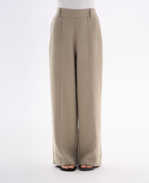 Eleganckie spodnie khaki do garnituru dla niskich kobiet do 164 cm wzrostu, ujęcie nogawek.