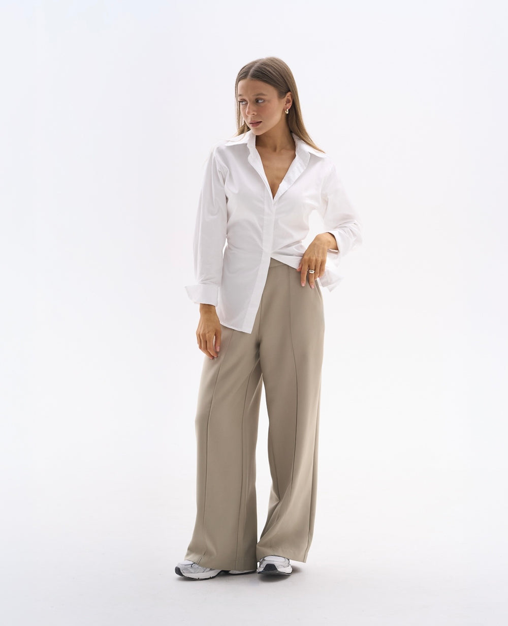 Spodnie garniturowe khaki dla kobiet petite do 164 cm wzrostu, stylizacja z białą koszulą.