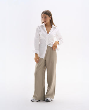 Spodnie garniturowe khaki dla kobiet petite do 164 cm wzrostu, stylizacja z białą koszulą.