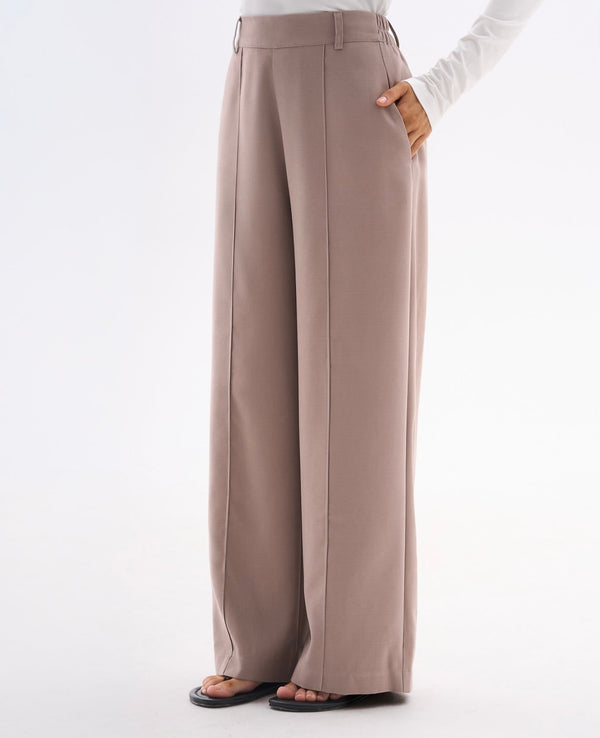 Eleganckie spodnie taupe do garnituru dla niskich kobiet do 164 cm wzrostu, ujęcie nogawek.