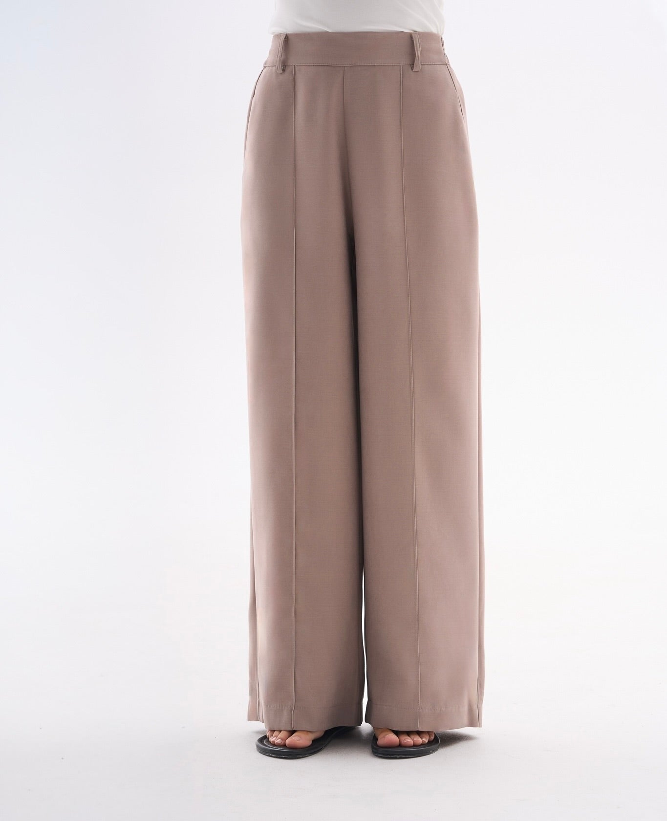 Spodnie dla kobiet petite do 164 cm wzrostu, kolor taupe i szeroka nogawka.