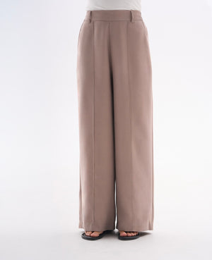 Spodnie dla kobiet petite do 164 cm wzrostu, kolor taupe i szeroka nogawka.