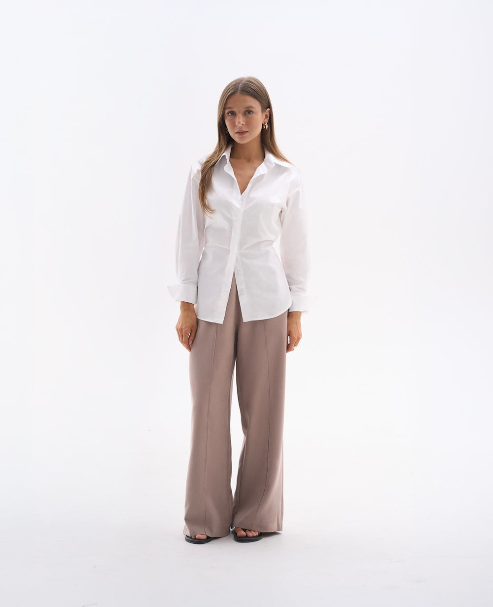 Spodnie garniturowe taupe dla kobiet petite do 164 cm wzrostu, stylizacja z białą koszulą.
