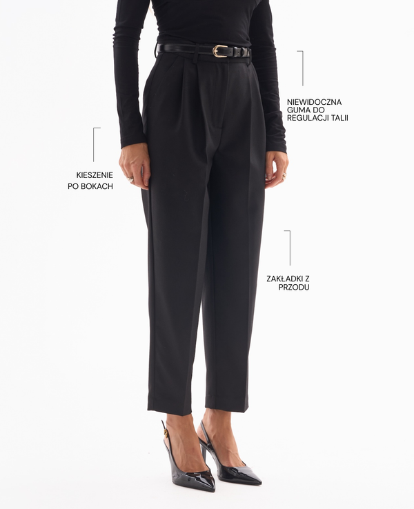 Czarne spodnie garniturowe z wełną dla niskich kobiet i kobiet petite do 164 cm wzrostu. Model CASSO Wool Black z wąskimi, zwężanymi nogawkami i eleganckim fasonem. Na grafice przedstawiono detale kroju, długość nogawek oraz dopasowanie spodni do proporcji niższej sylwetki.
