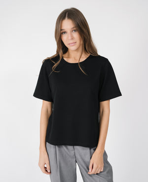 Czarny T-shirt merino dla niskich kobiet do 164 cm wzrostu, ujęcie przodem w studio.