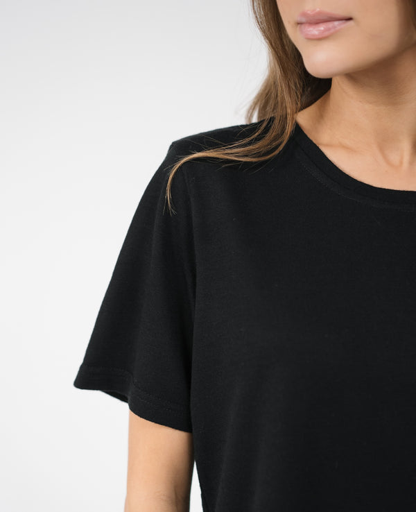 Czarny T-shirt z wełny merino dla kobiet petite, detal krótkiego rękawa i dekoltu.