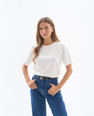Biały T-shirt dla niskich kobiet do 164 cm wzrostu – klasyczny krój w codziennej stylizacji z jeansami.
