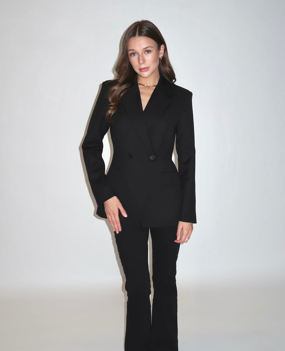 Czarna taliowana marynarka dla niskich kobiet do 164 cm wzrostu, elegancka stylizacja przodem.