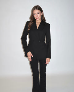 Czarna taliowana marynarka dla niskich kobiet do 164 cm wzrostu, elegancka stylizacja przodem.