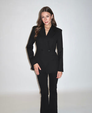 Czarna taliowana marynarka dla niskich kobiet do 164 cm wzrostu, elegancka stylizacja przodem.