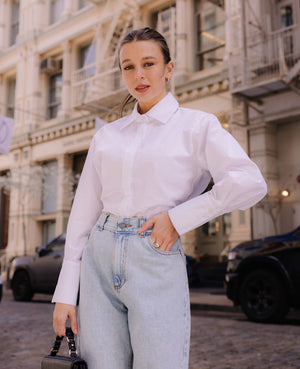 Jasne jeansy petite dla niskich kobiet do 164 cm wzrostu, ujęcie przodem.
